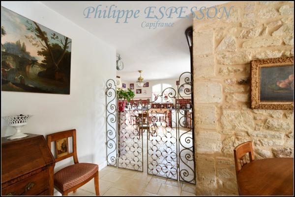 DOMAINE D'EXCEPTION AVEC PISCINE SUR UN PARC DE 8 HECTARES AVEC AOC