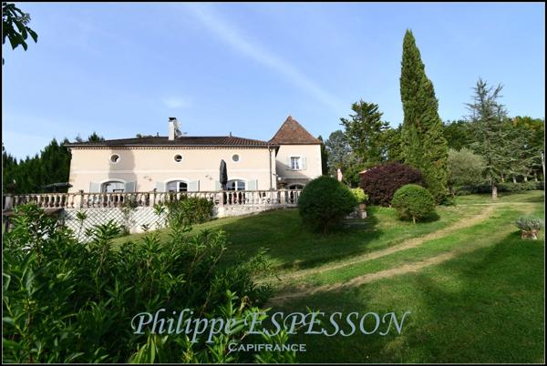 DOMAINE D'EXCEPTION AVEC PISCINE SUR UN PARC DE 8 HECTARES AVEC AOC