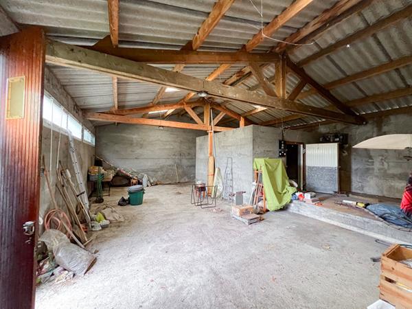 A vendre - Maison familiale de 123 m², 3 chambres, avec jardin sur belle parcelle de 600 m² avec garage et hangar de 115 m²