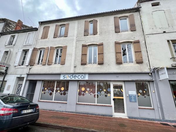 A Villeneuve sur Lot, immeuble de rapport d'environ 169 m2 en centre ville, à proximité immédiate de grands parkings. Au RDC et au premier étage : grand local professionnel d'environ 109 m² (qui étaient loués en bureaux pour 1600 € par mois en 2024). Ce l , Villeneuve sur lot