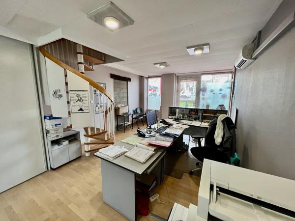 A Villeneuve sur Lot, immeuble de rapport d'environ 169 m2 en centre ville, à proximité immédiate de grands parkings. Au RDC et au premier étage : grand local professionnel d'environ 109 m² (qui étaient loués en bureaux pour 1600 € par mois en 2024). Ce l , Villeneuve sur lot