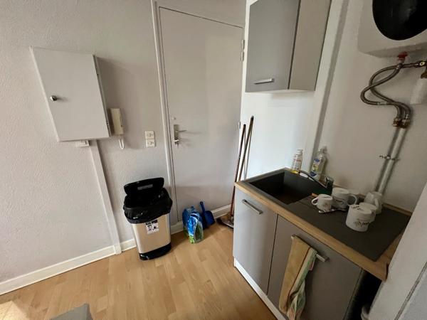 A Villeneuve sur Lot, immeuble de rapport d'environ 169 m2 en centre ville, à proximité immédiate de grands parkings. Au RDC et au premier étage : grand local professionnel d'environ 109 m² (qui étaient loués en bureaux pour 1600 € par mois en 2024). Ce l , Villeneuve sur lot