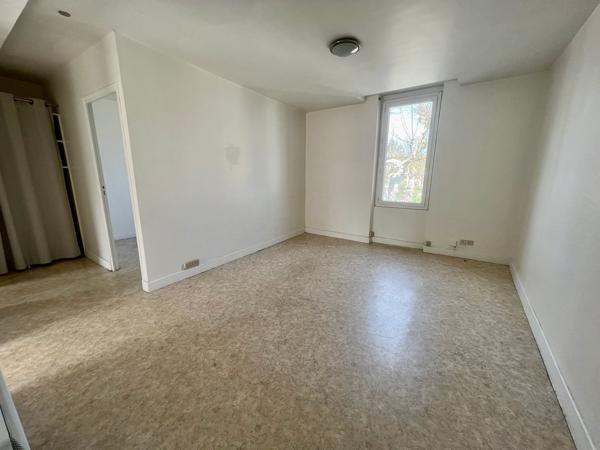 A Villeneuve sur Lot, immeuble de rapport d'environ 169 m2 en centre ville, à proximité immédiate de grands parkings. Au RDC et au premier étage : grand local professionnel d'environ 109 m² (qui étaient loués en bureaux pour 1600 € par mois en 2024). Ce l , Villeneuve sur lot