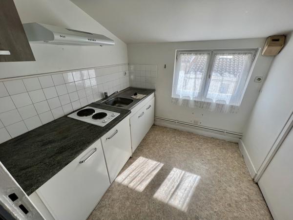 A Villeneuve sur Lot, immeuble de rapport d'environ 169 m2 en centre ville, à proximité immédiate de grands parkings. Au RDC et au premier étage : grand local professionnel d'environ 109 m² (qui étaient loués en bureaux pour 1600 € par mois en 2024). Ce l , Villeneuve sur lot