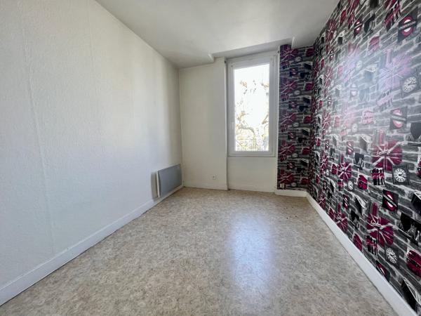A Villeneuve sur Lot, immeuble de rapport d'environ 169 m2 en centre ville, à proximité immédiate de grands parkings. Au RDC et au premier étage : grand local professionnel d'environ 109 m² (qui étaient loués en bureaux pour 1600 € par mois en 2024). Ce l , Villeneuve sur lot