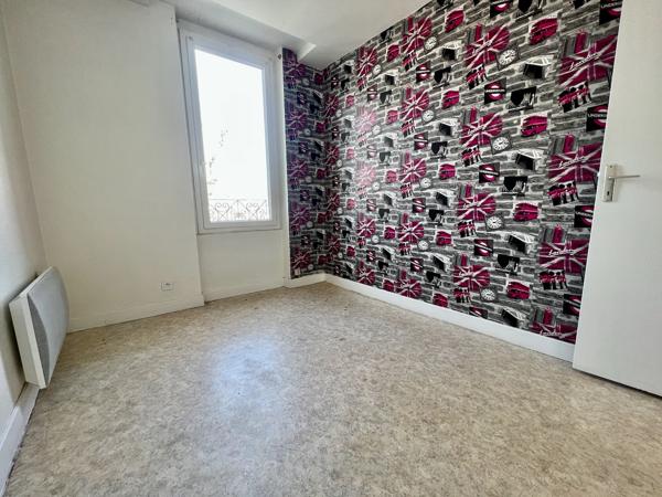 A Villeneuve sur Lot, immeuble de rapport d'environ 169 m2 en centre ville, à proximité immédiate de grands parkings. Au RDC et au premier étage : grand local professionnel d'environ 109 m² (qui étaient loués en bureaux pour 1600 € par mois en 2024). Ce l , Villeneuve sur lot