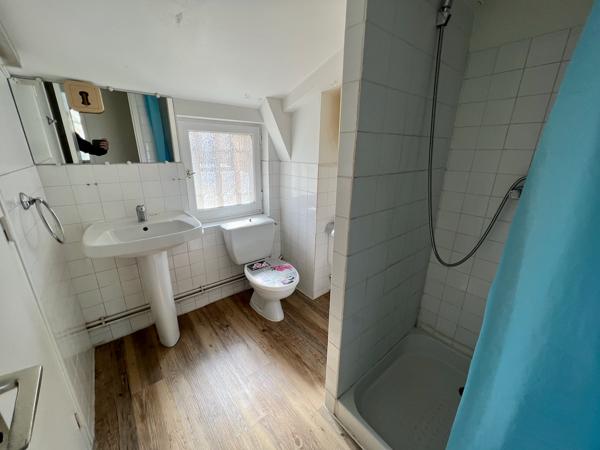 A Villeneuve sur Lot, immeuble de rapport d'environ 169 m2 en centre ville, à proximité immédiate de grands parkings. Au RDC et au premier étage : grand local professionnel d'environ 109 m² (qui étaient loués en bureaux pour 1600 € par mois en 2024). Ce l , Villeneuve sur lot