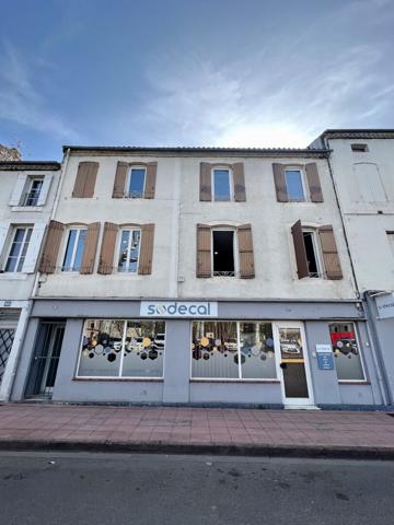 A Villeneuve sur Lot, immeuble de rapport d'environ 169 m2 en centre ville, à proximité immédiate de grands parkings. Au RDC et au premier étage : grand local professionnel d'environ 109 m² (qui étaient loués en bureaux pour 1600 € par mois en 2024). Ce l , Villeneuve sur lot