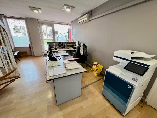 A Villeneuve sur Lot, immeuble de rapport d'environ 169 m2 en centre ville, à proximité immédiate de grands parkings. Au RDC et au premier étage : grand local professionnel d'environ 109 m² (qui étaient loués en bureaux pour 1600 € par mois en 2024). Ce l , Villeneuve sur lot