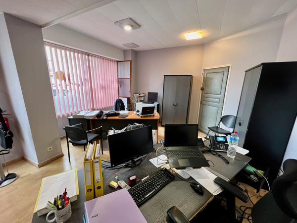 A Villeneuve sur Lot, immeuble de rapport d'environ 169 m2 en centre ville, à proximité immédiate de grands parkings. Au RDC et au premier étage : grand local professionnel d'environ 109 m² (qui étaient loués en bureaux pour 1600 € par mois en 2024). Ce l , Villeneuve sur lot