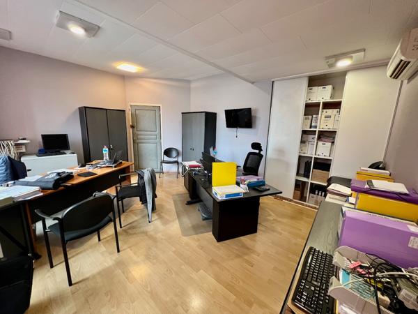 A Villeneuve sur Lot, immeuble de rapport d'environ 169 m2 en centre ville, à proximité immédiate de grands parkings. Au RDC et au premier étage : grand local professionnel d'environ 109 m² (qui étaient loués en bureaux pour 1600 € par mois en 2024). Ce l , Villeneuve sur lot