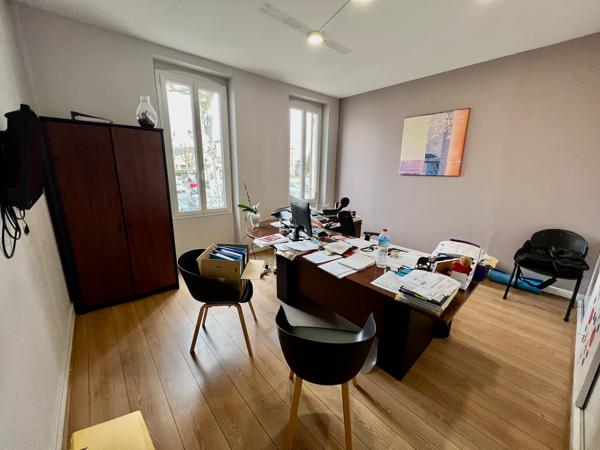 A Villeneuve sur Lot, immeuble de rapport d'environ 169 m2 en centre ville, à proximité immédiate de grands parkings. Au RDC et au premier étage : grand local professionnel d'environ 109 m² (qui étaient loués en bureaux pour 1600 € par mois en 2024). Ce l , Villeneuve sur lot