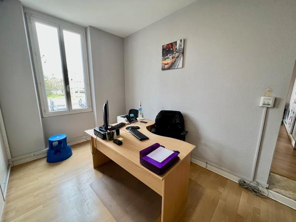 A Villeneuve sur Lot, immeuble de rapport d'environ 169 m2 en centre ville, à proximité immédiate de grands parkings. Au RDC et au premier étage : grand local professionnel d'environ 109 m² (qui étaient loués en bureaux pour 1600 € par mois en 2024). Ce l , Villeneuve sur lot