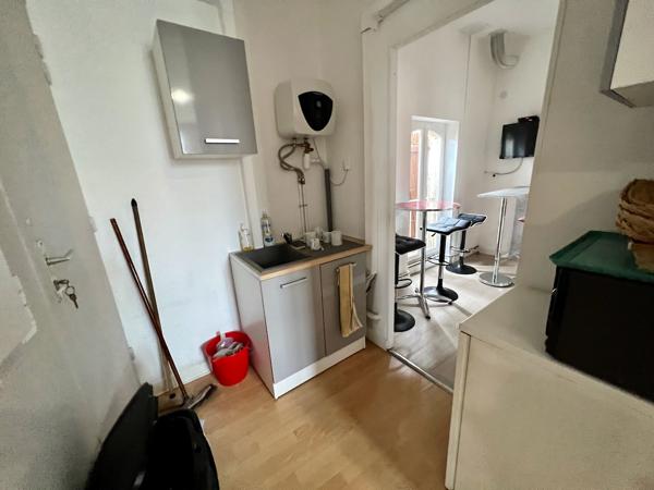 A Villeneuve sur Lot, immeuble de rapport d'environ 169 m2 en centre ville, à proximité immédiate de grands parkings. Au RDC et au premier étage : grand local professionnel d'environ 109 m² (qui étaient loués en bureaux pour 1600 € par mois en 2024). Ce l , Villeneuve sur lot