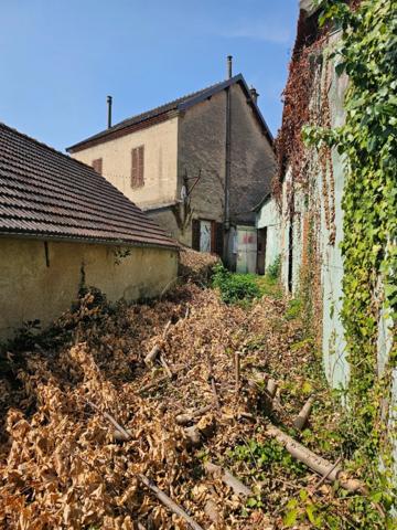 Maison de bourg avec grange et petit terrain – Besson (03)
