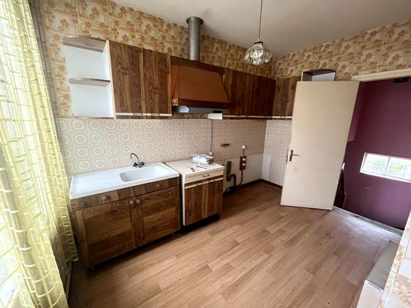 Immeuble à CANCON. Immeuble de rapport composé de deux appartements T3. Venez découvrir cet immeuble composé d'un appartement de 60,12m2 actuellement loué 450€ charges comprises depuis le 22/02/2016. Cet appartement comprend deux chambres et un jardin ain , Cancon