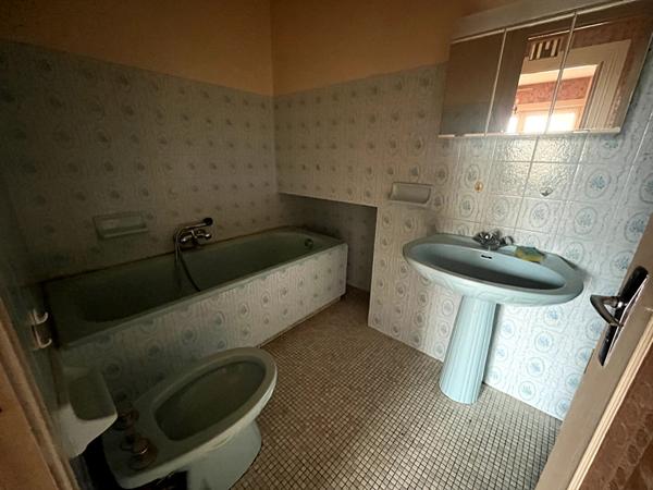 Immeuble à CANCON. Immeuble de rapport composé de deux appartements T3. Venez découvrir cet immeuble composé d'un appartement de 60,12m2 actuellement loué 450€ charges comprises depuis le 22/02/2016. Cet appartement comprend deux chambres et un jardin ain , Cancon