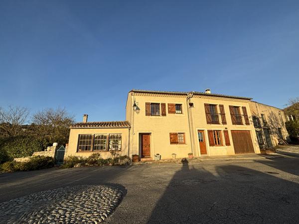 Proche CARCASSONNE, Maison avec deux logements, jardin et garage.