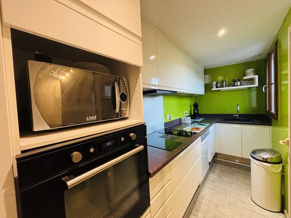 Proche CARCASSONNE, Maison avec deux logements, jardin et garage.