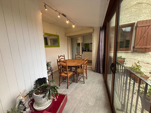 Proche CARCASSONNE, Maison avec deux logements, jardin et garage.