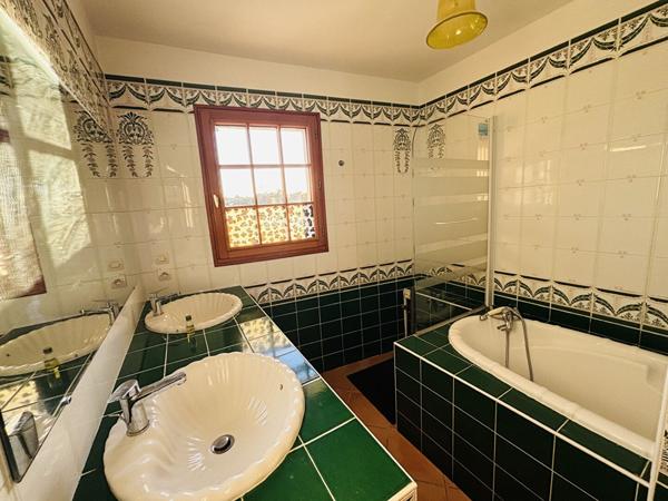 Proche CARCASSONNE, Maison avec deux logements, jardin et garage.