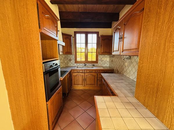 Proche CARCASSONNE, Maison avec deux logements, jardin et garage.