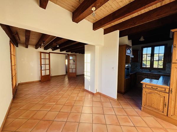 Proche CARCASSONNE, Maison avec deux logements, jardin et garage.