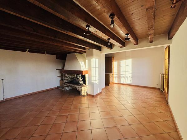 Proche CARCASSONNE, Maison avec deux logements, jardin et garage.