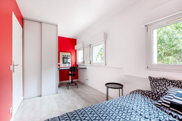 Très belle maison familiale avec 6 chambres, terrasse et jardin.