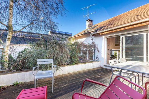 Très belle maison familiale avec 6 chambres, terrasse et jardin.