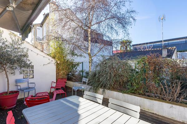 Très belle maison familiale avec 6 chambres, terrasse et jardin.