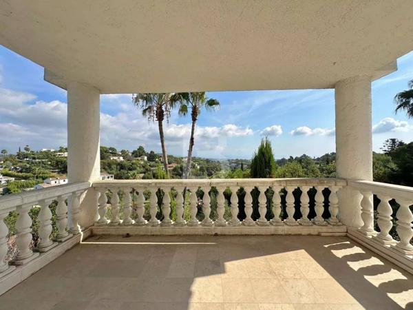 Opportunité de rénovation prestigieuse avec vue mer panoramique – Super Cannes