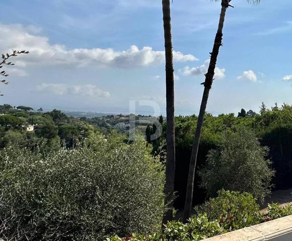 Opportunité de rénovation prestigieuse avec vue mer panoramique – Super Cannes