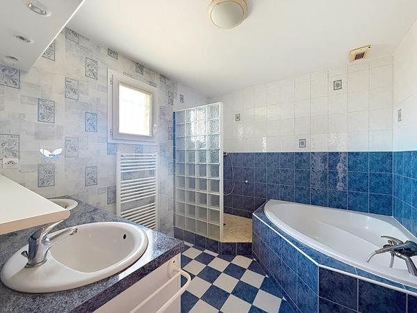 Belle Maison à Saint Maurice de Gourdans, 6 pièces , 135m² avec piscine, garage, terrain 1000m².