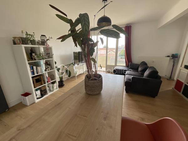 Idéal pour un primo accédant ou un investissement locatif !!
Trés bien situé !! Alès, à 5 minutes à pied du centre ville
 A deux pas de la Gare 
quartier des arènes, appartement d'une superficie de  74 m2 utile
 et 65,95
en loi carrez dans immeuble sécurisé.
Proche des commerces , des écoles, des collèges et  lycées 
 cet appartement se compose:
 d'une entrée de 2,19 m2 ,
 d'un séjour très lumineux et traversant  de 21,68 m2
 avec balcon expo sud de 3,45 m2,
 une cuisine semi-ouverte de 7,3 m2 avec loggia
de 2,38 m2,
 3 chambres de 9,12 m2 ; 8,90 m2 et de  9,04 m2 dont une avec
balcon de 2,16 m2 , 
une salle d'eau de 4,34 m2 
un wc séparé.
Le chauffage est collectif avec charges individualisées.
Les plus de ce bien : ascenseur, résidence calme , dans rue calme et gratuite,
rénovation récente de l'immeuble et des parties communes. 
Parkings libres en
location possible.
 des emplacements de stationnement sont facilement disponible à proximité du batiment .
Des travaux  récents ont été effectués : individualisation du chauffage avec
installation de répartiteur,
 réfection de la cage d'escalier,
 nettoyage
des façades,
 changement du bloc boîtes aux lettres
et ascenseur...
 Une visite s'impose !!
des informations complémentaires ? une visite ?
je reste à votre écoute afin de répondre à vos attentes .
