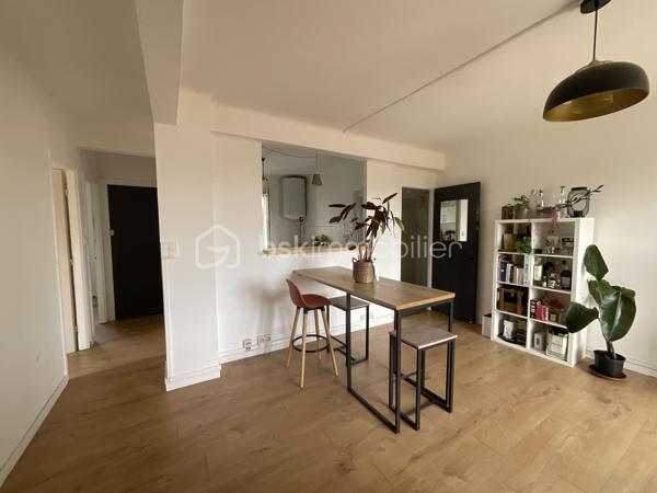 Idéal pour un primo accédant ou un investissement locatif !!
Trés bien situé !! Alès, à 5 minutes à pied du centre ville
 A deux pas de la Gare 
quartier des arènes, appartement d'une superficie de  74 m2 utile
 et 65,95
en loi carrez dans immeuble sécurisé.
Proche des commerces , des écoles, des collèges et  lycées 
 cet appartement se compose:
 d'une entrée de 2,19 m2 ,
 d'un séjour très lumineux et traversant  de 21,68 m2
 avec balcon expo sud de 3,45 m2,
 une cuisine semi-ouverte de 7,3 m2 avec loggia
de 2,38 m2,
 3 chambres de 9,12 m2 ; 8,90 m2 et de  9,04 m2 dont une avec
balcon de 2,16 m2 , 
une salle d'eau de 4,34 m2 
un wc séparé.
Le chauffage est collectif avec charges individualisées.
Les plus de ce bien : ascenseur, résidence calme , dans rue calme et gratuite,
rénovation récente de l'immeuble et des parties communes. 
Parkings libres en
location possible.
 des emplacements de stationnement sont facilement disponible à proximité du batiment .
Des travaux  récents ont été effectués : individualisation du chauffage avec
installation de répartiteur,
 réfection de la cage d'escalier,
 nettoyage
des façades,
 changement du bloc boîtes aux lettres
et ascenseur...
 Une visite s'impose !!
des informations complémentaires ? une visite ?
je reste à votre écoute afin de répondre à vos attentes .