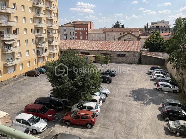 Idéal pour un primo accédant ou un investissement locatif !!
Trés bien situé !! Alès, à 5 minutes à pied du centre ville
 A deux pas de la Gare 
quartier des arènes, appartement d'une superficie de  74 m2 utile
 et 65,95
en loi carrez dans immeuble sécurisé.
Proche des commerces , des écoles, des collèges et  lycées 
 cet appartement se compose:
 d'une entrée de 2,19 m2 ,
 d'un séjour très lumineux et traversant  de 21,68 m2
 avec balcon expo sud de 3,45 m2,
 une cuisine semi-ouverte de 7,3 m2 avec loggia
de 2,38 m2,
 3 chambres de 9,12 m2 ; 8,90 m2 et de  9,04 m2 dont une avec
balcon de 2,16 m2 , 
une salle d'eau de 4,34 m2 
un wc séparé.
Le chauffage est collectif avec charges individualisées.
Les plus de ce bien : ascenseur, résidence calme , dans rue calme et gratuite,
rénovation récente de l'immeuble et des parties communes. 
Parkings libres en
location possible.
 des emplacements de stationnement sont facilement disponible à proximité du batiment .
Des travaux  récents ont été effectués : individualisation du chauffage avec
installation de répartiteur,
 réfection de la cage d'escalier,
 nettoyage
des façades,
 changement du bloc boîtes aux lettres
et ascenseur...
 Une visite s'impose !!
des informations complémentaires ? une visite ?
je reste à votre écoute afin de répondre à vos attentes .