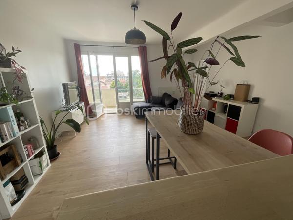 Idéal pour un primo accédant ou un investissement locatif !!
Trés bien situé !! Alès, à 5 minutes à pied du centre ville
 A deux pas de la Gare 
quartier des arènes, appartement d'une superficie de  74 m2 utile
 et 65,95
en loi carrez dans immeuble sécurisé.
Proche des commerces , des écoles, des collèges et  lycées 
 cet appartement se compose:
 d'une entrée de 2,19 m2 ,
 d'un séjour très lumineux et traversant  de 21,68 m2
 avec balcon expo sud de 3,45 m2,
 une cuisine semi-ouverte de 7,3 m2 avec loggia
de 2,38 m2,
 3 chambres de 9,12 m2 ; 8,90 m2 et de  9,04 m2 dont une avec
balcon de 2,16 m2 , 
une salle d'eau de 4,34 m2 
un wc séparé.
Le chauffage est collectif avec charges individualisées.
Les plus de ce bien : ascenseur, résidence calme , dans rue calme et gratuite,
rénovation récente de l'immeuble et des parties communes. 
Parkings libres en
location possible.
 des emplacements de stationnement sont facilement disponible à proximité du batiment .
Des travaux  récents ont été effectués : individualisation du chauffage avec
installation de répartiteur,
 réfection de la cage d'escalier,
 nettoyage
des façades,
 changement du bloc boîtes aux lettres
et ascenseur...
 Une visite s'impose !!
des informations complémentaires ? une visite ?
je reste à votre écoute afin de répondre à vos attentes .