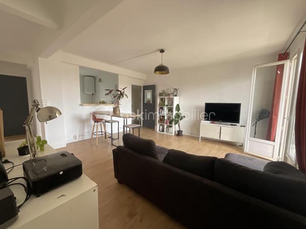 Idéal pour un primo accédant ou un investissement locatif !!
Trés bien situé !! Alès, à 5 minutes à pied du centre ville
 A deux pas de la Gare 
quartier des arènes, appartement d'une superficie de  74 m2 utile
 et 65,95
en loi carrez dans immeuble sécurisé.
Proche des commerces , des écoles, des collèges et  lycées 
 cet appartement se compose:
 d'une entrée de 2,19 m2 ,
 d'un séjour très lumineux et traversant  de 21,68 m2
 avec balcon expo sud de 3,45 m2,
 une cuisine semi-ouverte de 7,3 m2 avec loggia
de 2,38 m2,
 3 chambres de 9,12 m2 ; 8,90 m2 et de  9,04 m2 dont une avec
balcon de 2,16 m2 , 
une salle d'eau de 4,34 m2 
un wc séparé.
Le chauffage est collectif avec charges individualisées.
Les plus de ce bien : ascenseur, résidence calme , dans rue calme et gratuite,
rénovation récente de l'immeuble et des parties communes. 
Parkings libres en
location possible.
 des emplacements de stationnement sont facilement disponible à proximité du batiment .
Des travaux  récents ont été effectués : individualisation du chauffage avec
installation de répartiteur,
 réfection de la cage d'escalier,
 nettoyage
des façades,
 changement du bloc boîtes aux lettres
et ascenseur...
 Une visite s'impose !!
des informations complémentaires ? une visite ?
je reste à votre écoute afin de répondre à vos attentes .