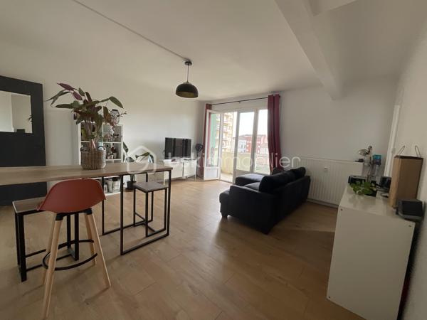 Idéal pour un primo accédant ou un investissement locatif !!
Trés bien situé !! Alès, à 5 minutes à pied du centre ville
 A deux pas de la Gare 
quartier des arènes, appartement d'une superficie de  74 m2 utile
 et 65,95
en loi carrez dans immeuble sécurisé.
Proche des commerces , des écoles, des collèges et  lycées 
 cet appartement se compose:
 d'une entrée de 2,19 m2 ,
 d'un séjour très lumineux et traversant  de 21,68 m2
 avec balcon expo sud de 3,45 m2,
 une cuisine semi-ouverte de 7,3 m2 avec loggia
de 2,38 m2,
 3 chambres de 9,12 m2 ; 8,90 m2 et de  9,04 m2 dont une avec
balcon de 2,16 m2 , 
une salle d'eau de 4,34 m2 
un wc séparé.
Le chauffage est collectif avec charges individualisées.
Les plus de ce bien : ascenseur, résidence calme , dans rue calme et gratuite,
rénovation récente de l'immeuble et des parties communes. 
Parkings libres en
location possible.
 des emplacements de stationnement sont facilement disponible à proximité du batiment .
Des travaux  récents ont été effectués : individualisation du chauffage avec
installation de répartiteur,
 réfection de la cage d'escalier,
 nettoyage
des façades,
 changement du bloc boîtes aux lettres
et ascenseur...
 Une visite s'impose !!
des informations complémentaires ? une visite ?
je reste à votre écoute afin de répondre à vos attentes .