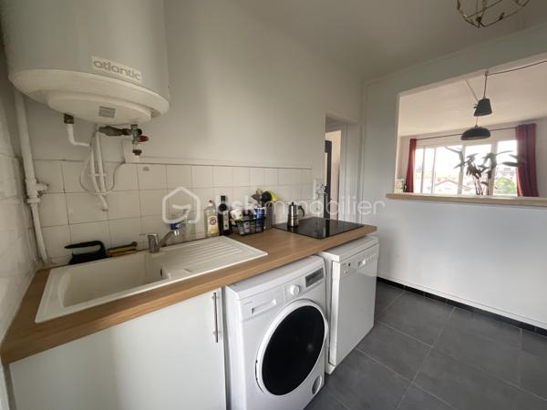 Idéal pour un primo accédant ou un investissement locatif !!
Trés bien situé !! Alès, à 5 minutes à pied du centre ville
 A deux pas de la Gare 
quartier des arènes, appartement d'une superficie de  74 m2 utile
 et 65,95
en loi carrez dans immeuble sécurisé.
Proche des commerces , des écoles, des collèges et  lycées 
 cet appartement se compose:
 d'une entrée de 2,19 m2 ,
 d'un séjour très lumineux et traversant  de 21,68 m2
 avec balcon expo sud de 3,45 m2,
 une cuisine semi-ouverte de 7,3 m2 avec loggia
de 2,38 m2,
 3 chambres de 9,12 m2 ; 8,90 m2 et de  9,04 m2 dont une avec
balcon de 2,16 m2 , 
une salle d'eau de 4,34 m2 
un wc séparé.
Le chauffage est collectif avec charges individualisées.
Les plus de ce bien : ascenseur, résidence calme , dans rue calme et gratuite,
rénovation récente de l'immeuble et des parties communes. 
Parkings libres en
location possible.
 des emplacements de stationnement sont facilement disponible à proximité du batiment .
Des travaux  récents ont été effectués : individualisation du chauffage avec
installation de répartiteur,
 réfection de la cage d'escalier,
 nettoyage
des façades,
 changement du bloc boîtes aux lettres
et ascenseur...
 Une visite s'impose !!
des informations complémentaires ? une visite ?
je reste à votre écoute afin de répondre à vos attentes .
