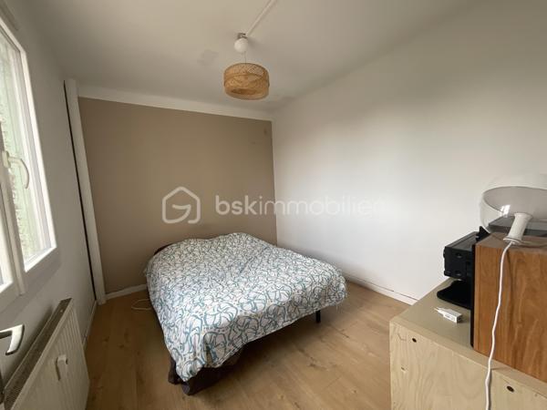 Idéal pour un primo accédant ou un investissement locatif !!
Trés bien situé !! Alès, à 5 minutes à pied du centre ville
 A deux pas de la Gare 
quartier des arènes, appartement d'une superficie de  74 m2 utile
 et 65,95
en loi carrez dans immeuble sécurisé.
Proche des commerces , des écoles, des collèges et  lycées 
 cet appartement se compose:
 d'une entrée de 2,19 m2 ,
 d'un séjour très lumineux et traversant  de 21,68 m2
 avec balcon expo sud de 3,45 m2,
 une cuisine semi-ouverte de 7,3 m2 avec loggia
de 2,38 m2,
 3 chambres de 9,12 m2 ; 8,90 m2 et de  9,04 m2 dont une avec
balcon de 2,16 m2 , 
une salle d'eau de 4,34 m2 
un wc séparé.
Le chauffage est collectif avec charges individualisées.
Les plus de ce bien : ascenseur, résidence calme , dans rue calme et gratuite,
rénovation récente de l'immeuble et des parties communes. 
Parkings libres en
location possible.
 des emplacements de stationnement sont facilement disponible à proximité du batiment .
Des travaux  récents ont été effectués : individualisation du chauffage avec
installation de répartiteur,
 réfection de la cage d'escalier,
 nettoyage
des façades,
 changement du bloc boîtes aux lettres
et ascenseur...
 Une visite s'impose !!
des informations complémentaires ? une visite ?
je reste à votre écoute afin de répondre à vos attentes .