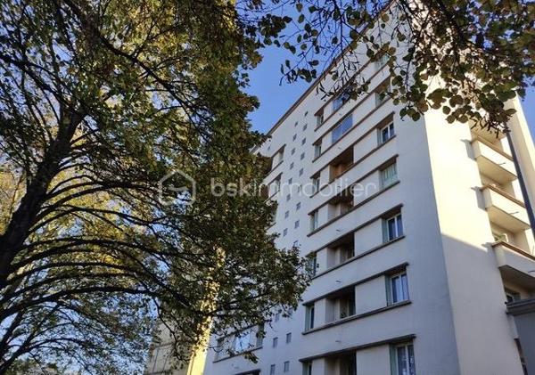 Idéal pour un primo accédant ou un investissement locatif !!
Trés bien situé !! Alès, à 5 minutes à pied du centre ville
 A deux pas de la Gare 
quartier des arènes, appartement d'une superficie de  74 m2 utile
 et 65,95
en loi carrez dans immeuble sécurisé.
Proche des commerces , des écoles, des collèges et  lycées 
 cet appartement se compose:
 d'une entrée de 2,19 m2 ,
 d'un séjour très lumineux et traversant  de 21,68 m2
 avec balcon expo sud de 3,45 m2,
 une cuisine semi-ouverte de 7,3 m2 avec loggia
de 2,38 m2,
 3 chambres de 9,12 m2 ; 8,90 m2 et de  9,04 m2 dont une avec
balcon de 2,16 m2 , 
une salle d'eau de 4,34 m2 
un wc séparé.
Le chauffage est collectif avec charges individualisées.
Les plus de ce bien : ascenseur, résidence calme , dans rue calme et gratuite,
rénovation récente de l'immeuble et des parties communes. 
Parkings libres en
location possible.
 des emplacements de stationnement sont facilement disponible à proximité du batiment .
Des travaux  récents ont été effectués : individualisation du chauffage avec
installation de répartiteur,
 réfection de la cage d'escalier,
 nettoyage
des façades,
 changement du bloc boîtes aux lettres
et ascenseur...
 Une visite s'impose !!
des informations complémentaires ? une visite ?
je reste à votre écoute afin de répondre à vos attentes .
