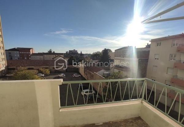 Idéal pour un primo accédant ou un investissement locatif !!
Trés bien situé !! Alès, à 5 minutes à pied du centre ville
 A deux pas de la Gare 
quartier des arènes, appartement d'une superficie de  74 m2 utile
 et 65,95
en loi carrez dans immeuble sécurisé.
Proche des commerces , des écoles, des collèges et  lycées 
 cet appartement se compose:
 d'une entrée de 2,19 m2 ,
 d'un séjour très lumineux et traversant  de 21,68 m2
 avec balcon expo sud de 3,45 m2,
 une cuisine semi-ouverte de 7,3 m2 avec loggia
de 2,38 m2,
 3 chambres de 9,12 m2 ; 8,90 m2 et de  9,04 m2 dont une avec
balcon de 2,16 m2 , 
une salle d'eau de 4,34 m2 
un wc séparé.
Le chauffage est collectif avec charges individualisées.
Les plus de ce bien : ascenseur, résidence calme , dans rue calme et gratuite,
rénovation récente de l'immeuble et des parties communes. 
Parkings libres en
location possible.
 des emplacements de stationnement sont facilement disponible à proximité du batiment .
Des travaux  récents ont été effectués : individualisation du chauffage avec
installation de répartiteur,
 réfection de la cage d'escalier,
 nettoyage
des façades,
 changement du bloc boîtes aux lettres
et ascenseur...
 Une visite s'impose !!
des informations complémentaires ? une visite ?
je reste à votre écoute afin de répondre à vos attentes .