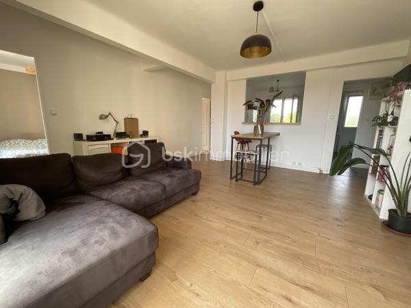 Idéal pour un primo accédant ou un investissement locatif !!
Trés bien situé !! Alès, à 5 minutes à pied du centre ville
 A deux pas de la Gare 
quartier des arènes, appartement d'une superficie de  74 m2 utile
 et 65,95
en loi carrez dans immeuble sécurisé.
Proche des commerces , des écoles, des collèges et  lycées 
 cet appartement se compose:
 d'une entrée de 2,19 m2 ,
 d'un séjour très lumineux et traversant  de 21,68 m2
 avec balcon expo sud de 3,45 m2,
 une cuisine semi-ouverte de 7,3 m2 avec loggia
de 2,38 m2,
 3 chambres de 9,12 m2 ; 8,90 m2 et de  9,04 m2 dont une avec
balcon de 2,16 m2 , 
une salle d'eau de 4,34 m2 
un wc séparé.
Le chauffage est collectif avec charges individualisées.
Les plus de ce bien : ascenseur, résidence calme , dans rue calme et gratuite,
rénovation récente de l'immeuble et des parties communes. 
Parkings libres en
location possible.
 des emplacements de stationnement sont facilement disponible à proximité du batiment .
Des travaux  récents ont été effectués : individualisation du chauffage avec
installation de répartiteur,
 réfection de la cage d'escalier,
 nettoyage
des façades,
 changement du bloc boîtes aux lettres
et ascenseur...
 Une visite s'impose !!
des informations complémentaires ? une visite ?
je reste à votre écoute afin de répondre à vos attentes .