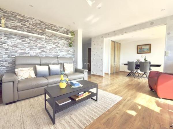 Situé au 7ème étage dans une résidence sécurisée construite en 1972, découvrez ce bel appartement de 78 m² offrant de beaux volumes et de nombreux atouts au centre de Mulhouse.

Vous recherchez un appartement spacieux, lumineux et évolutif ? Découvrez ce T3 de 78 m² offrant la possibilité de créer une 3ᵉ chambre, idéal pour une famille.

 Ses atouts :

2 chambres avec possibilité d'une 3ᵉ
Séjour lumineux
Cuisine équipée
Salle d'eau avec douche à l'italienne, toilette séparé
Nombreux rangements
Garage privatif
Cave de 10 m²
Ascenseur
Vue dégagée

 Chauffage collectif au gaz avec compteur individuel (répartition selon consommation)

 Prix : 145 000 €
 Taxe foncière : 1 388 €/an
 Charges de copropriété : 306 €/mois (incluant notamment le chauffage collectif)

 Une visite s'impose pour découvrir tout le potentiel de ce bien !