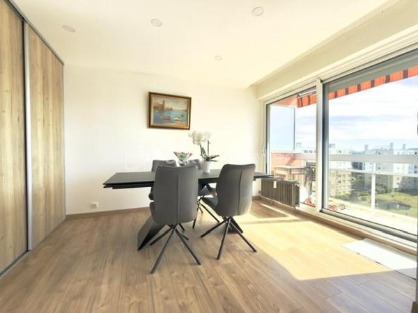 Situé au 7ème étage dans une résidence sécurisée construite en 1972, découvrez ce bel appartement de 78 m² offrant de beaux volumes et de nombreux atouts au centre de Mulhouse.

Vous recherchez un appartement spacieux, lumineux et évolutif ? Découvrez ce T3 de 78 m² offrant la possibilité de créer une 3ᵉ chambre, idéal pour une famille.

 Ses atouts :

2 chambres avec possibilité d'une 3ᵉ
Séjour lumineux
Cuisine équipée
Salle d'eau avec douche à l'italienne, toilette séparé
Nombreux rangements
Garage privatif
Cave de 10 m²
Ascenseur
Vue dégagée

 Chauffage collectif au gaz avec compteur individuel (répartition selon consommation)

 Prix : 145 000 €
 Taxe foncière : 1 388 €/an
 Charges de copropriété : 306 €/mois (incluant notamment le chauffage collectif)

 Une visite s'impose pour découvrir tout le potentiel de ce bien !