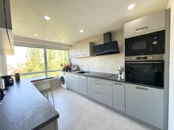 Situé au 7ème étage dans une résidence sécurisée construite en 1972, découvrez ce bel appartement de 78 m² offrant de beaux volumes et de nombreux atouts au centre de Mulhouse.

Vous recherchez un appartement spacieux, lumineux et évolutif ? Découvrez ce T3 de 78 m² offrant la possibilité de créer une 3ᵉ chambre, idéal pour une famille.

 Ses atouts :

2 chambres avec possibilité d'une 3ᵉ
Séjour lumineux
Cuisine équipée
Salle d'eau avec douche à l'italienne, toilette séparé
Nombreux rangements
Garage privatif
Cave de 10 m²
Ascenseur
Vue dégagée

 Chauffage collectif au gaz avec compteur individuel (répartition selon consommation)

 Prix : 145 000 €
 Taxe foncière : 1 388 €/an
 Charges de copropriété : 306 €/mois (incluant notamment le chauffage collectif)

 Une visite s'impose pour découvrir tout le potentiel de ce bien !