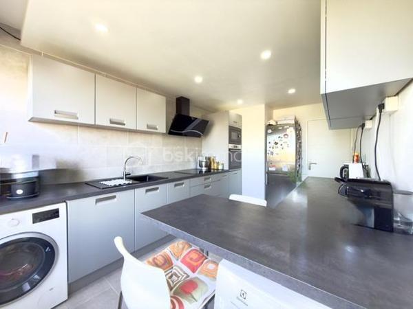 Situé au 7ème étage dans une résidence sécurisée construite en 1972, découvrez ce bel appartement de 78 m² offrant de beaux volumes et de nombreux atouts au centre de Mulhouse.

Vous recherchez un appartement spacieux, lumineux et évolutif ? Découvrez ce T3 de 78 m² offrant la possibilité de créer une 3ᵉ chambre, idéal pour une famille.

 Ses atouts :

2 chambres avec possibilité d'une 3ᵉ
Séjour lumineux
Cuisine équipée
Salle d'eau avec douche à l'italienne, toilette séparé
Nombreux rangements
Garage privatif
Cave de 10 m²
Ascenseur
Vue dégagée

 Chauffage collectif au gaz avec compteur individuel (répartition selon consommation)

 Prix : 145 000 €
 Taxe foncière : 1 388 €/an
 Charges de copropriété : 306 €/mois (incluant notamment le chauffage collectif)

 Une visite s'impose pour découvrir tout le potentiel de ce bien !