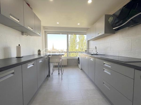 Situé au 7ème étage dans une résidence sécurisée construite en 1972, découvrez ce bel appartement de 78 m² offrant de beaux volumes et de nombreux atouts au centre de Mulhouse.

Vous recherchez un appartement spacieux, lumineux et évolutif ? Découvrez ce T3 de 78 m² offrant la possibilité de créer une 3ᵉ chambre, idéal pour une famille.

 Ses atouts :

2 chambres avec possibilité d'une 3ᵉ
Séjour lumineux
Cuisine équipée
Salle d'eau avec douche à l'italienne, toilette séparé
Nombreux rangements
Garage privatif
Cave de 10 m²
Ascenseur
Vue dégagée

 Chauffage collectif au gaz avec compteur individuel (répartition selon consommation)

 Prix : 145 000 €
 Taxe foncière : 1 388 €/an
 Charges de copropriété : 306 €/mois (incluant notamment le chauffage collectif)

 Une visite s'impose pour découvrir tout le potentiel de ce bien !